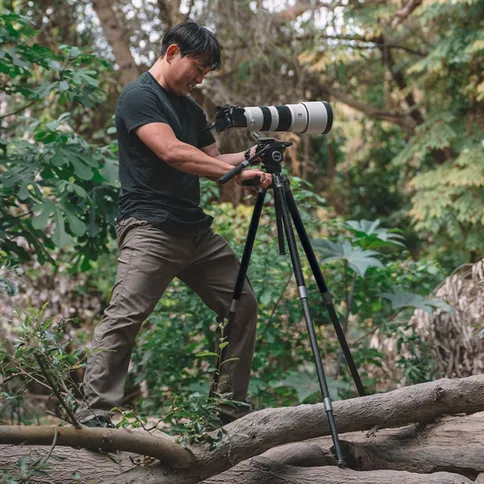 Mann mit SmallRig TRIBEX SE auf dem ein große Kamera befästigt ist